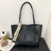 Bolsa Grande de Capacidade Feminina 2024 Nova Tendência Versátil Nicho Bolsa de Ombro com Design Estiloso, Bolsa de Mão Grande para o Dia a Dia, Bolsa Tote