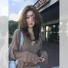 Estilo sin esfuerzo y relajado: Camiseta marrón de manga larga para mujer, perfecta para principios de otoño, con un diseño chic y único de inspiración coreana, de corte holgado y con cuello semibierto
