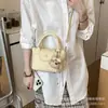Bolso tipo cubo para el día a día en color crema para mujer 2026 Modelo Nuevo Bolso de un solo hombro cruzado Superficie suave Color sólido Moderno Sensación de alta gama