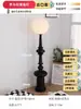 Lámpara de pie de columna romana de mediados de siglo, adecuada para sala de estar, colocada junto al sofá, dormitorio retro de estilo francés, creando un ambiente sofisticado y artístico