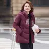 Colección de invierno 2026: Abrigo acolchado de algodón estilo chino con forro de polar, engrosado para abrigar, elegante diseño con capucha, prenda exterior de talla grande para mujeres de mediana edad y mayores