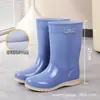 Botas de chuva femininas de cano alto, impermeáveis e antiderrapantes, botas quentes forradas com fleece para água, sapatos longos de borracha para adultos, sapatos de água femininos da moda