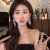 Aretes de Borla con Lentejuelas Metálicas con Sentido del Diseño Nicho para Mujer, Lujo Ligero Elegante Estilo Frío, Aretes de Pin Plateados, Aretes de Moda