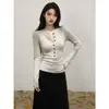 Camiseta Henley de Manga Larga Ajustada para Mujer, Nuevo Estilo Primavera/Otoño, Cuello V Semiabierto, Botonada, Ceñida en la Cintura, Top Elástico Base