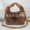 Ventas Directas de Fábrica Bolsos de Peluche de Alta Gama para Mujer Bolsos Peludos Versátiles de Nicho con Cadena Cruzados Primavera y Verano