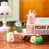 Todo tiene una caja sorpresa, figuras de gatos curativos, adornos de escritorio, juguetes de moda, muñecas lindas y regalos para niñas, al por mayor