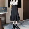 Nueva colección Primavera/Verano 2026: Falda midi negra de cola de pez para mujer, con un diseño elegante, cintura alta, silueta de línea A estilo coreano y un corte que se ajusta al cuerpo