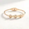 Nova Pulseira de Aço Titânio com Preço Especial para Mulheres em Formato de C Fashionável com Diamantes Resistente à Cor Alta Qualidade Joia para Melhor Amiga