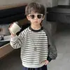 Sudadera de rayas para niño para primavera y otoño, jersey patchwork estilo coreano para niños, nuevo modelo 2026, top de manga raglán para niño pequeño