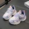 Zapatillas infantiles 2025 primavera y otoño nuevo estilo zapatos de niña zapatos de papá zapatos casuales zapatos de una sola pieza suela blanda zapatos de cuero para estudiantes