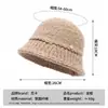 Nuevo gorro de punto grueso con colores mezclados, con un logo metálico, perfecto para otoño e invierno. Este gorro grueso y cálido es versátil, retro y casual.