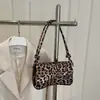 Bolso Pequeño de Piel de Alta Gama para Mujer Nuevo Estilo Primavera 2026 Estampado de Leopardo Marrón Bolso Cuadrado Pequeño Bolso Cruzado al Hombro Estilo Trendy de Chica Popular