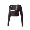 Conjunto de fitness de alta qualidade para mulheres, apresentando design com gola halter, tecido de secagem rápida, visual de duas peças, mangas compridas, material elástico e calças de perna reta adequadas para yoga, Pilates e treino no outono