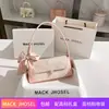 Una generación de nuevo bolso baguette bordado estilo chino 2024 bolso de axila de nicho para el día a día al por mayor
