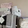 Nuevo modelo 2026 colcha de gasa de doble capa con esquinas cuadradas de cuatro lados y núcleo integrado, lavable a máquina, cálida para otoño e invierno, adecuada para todas las estaciones, primavera y otoño