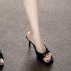 Sandalias de Tira con Pedrería para Mujer Verano 2026 Nuevo Estilo Europeo y Americano Pasarela Tacones Altos Tacón Fino Punta Redonda Pantuflas con Lazo