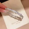 Pulsera de Hebilla Cuadrada de Circonia Chapada en Oro Real de 18 Quilates Pulsera Retro Simple Exquisita Joyería de Muñeca de Lujo Ligero Sensación de Gama Alta para Mujeres