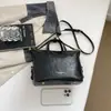 2026 Nuevo Bolso Almohada Boston Estilo Maillard para Mujer Bolso de Mano Retro Bolso de Hombro Cruzado Decoración de Bola de Pelo para Viajes Diarios