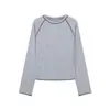 Camiseta gris de diseño nicho con manga raglán de manga larga para mujer, top base único y chic para otoño, corte ajustado