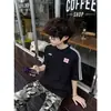 Camiseta de Manga Corta con Pliegues Bordados de Marca Moderna Estilo Americano para Hombre, Verano, Parche de Tres Rayas Gris, Corte Holgado, Top de Alta Costura para Pareja