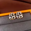 Aretes redondos de tachuela plisados con estampado de leopardo y aguja plateada, aretes estilo Maillard vintage, aretes de diseño único de nicho para mujer