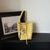 Bolsa balde nicho estilo coreano minimalista com design trançado vazado, nova bolsa transversal fashion de grande capacidade para mulheres, adequada para o dia a dia