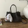 Bolsa de Mão Simples de Camurça Transfronteiriça Nova Moda Outono e Inverno Estilosa Personalidade Bolsa de Ombro Elegante e Tendência Bolsa Transversal