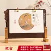 Calendário de Mesa de Madeira Estilo Chinês Ano do Carneiro 2027 com Porta-Caneta Ornamento Multifuncional para Desktop Calendário de Escritório com Impressão para Negócios