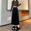 Falda de terciopelo negro línea A para mujer, nuevo estilo otoño/invierno 2026, falda de paraguas de longitud media petite, versátil y estiliza.