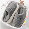 Pantuflas de algodón impermeables para invierno al por mayor, pantuflas cálidas de algodón plumón impermeables antideslizantes para el hogar en interiores para parejas al por mayor en invierno