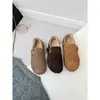 Sapatos Birkenstock de cobertura total com forro de fleece para mulheres, novo modelo inverno 2025, calce fácil, botas de neve de sola grossa, sapatos simples peludos quentes, algodão