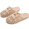 Nuevas pantuflas cerradas antideslizantes de tacón bajo para madres de mediana edad, pantuflas perforadas de tacón bajo de cuero sintético para que las mujeres las usen afuera