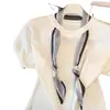 Conjunto de estilo coreano con un aire de lujo ligero, bufanda de seda, cuello halter, camisa de manga corta para mujer, top de verano adelgazante y elegante