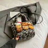 Bolso de Felpa con Estampado de Leopardo de Nicho Súper Popular para Mujer, Bolso Cruzado Versátil Popular de Otoño e Invierno, Bolso Cubo de Mensajero de Dibujos Animados Lindo