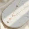 Novo colar de aço titânio dourado e resistente ao desbotamento, com quatro margaridas de concha branca, moderno e versátil, colar de franja de nicho