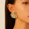 Pendientes Dorados de Flor Estilo Retro, Exquisito Diseño de Pétalo Ondulado, Adorno de Perla Central, Pendientes Elegantes Versátiles