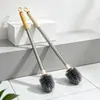 Cepillo para inodoro de acero inoxidable con mango largo para uso doméstico, diseñado para la limpieza profunda de todas las áreas del baño, con una cabeza de bola de cerdas suaves y un diseño para montar en la pared