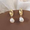 Brincos Irregulares de Pérola de Água Doce Estilo Francês Luxo Leve Barroco com Pinos Banhados a Prata e Design Artesanal Banhado a Ouro 14K