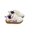 Tênis estilosos infantis 2026 outono novo modelo sapatos casuais de couro para meninos e meninas tênis de corrida para meninas estilo coreano