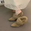Zapatos de felpa con punta puntiaguda y pelo que aumentan la altura Birkenstock zapatos de algodón 2026 modernos otoño e invierno nuevos de tacón alto grueso cálidos de apertura profunda zapatos de algodón