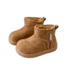Botas de neve infantis, novo estilo de inverno 2026, com sola macia, antiderrapantes para meninos, forradas com fleece e espessadas, estilo Birkenstock, e sapatos grandes de algodão para meninas