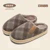 Pantuflas de algodón a cuadros, nuevo estilo invierno 2026, antideslizantes, de suela gruesa, forradas de felpa, cálidas, unisex, de suela suave, pantuflas de peluche para uso en casa