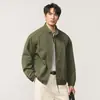 Jaqueta masculina estilo workwear com gola alta, minimalista e clássica, com um visual estruturado e estiloso, top casual moderno e versátil para o outono de 2026