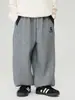 Calça Casual Casual Infantil com Estampa de Letras Estilosa para Meninos, Calça de Moletom Grossa com Fleece para Crianças Maiores - Inverno 2025
