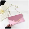 Bolso de mano de moda europeo y americano, nuevo estilo versátil de hombro y cruzado para chicas a la moda, bolso de sobre de cadena vintage de alta gama para la noche