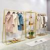 Estante de exhibición dorado para tienda de ropa, combinación de piso a techo, estante para tienda de ropa de mujer, estante de exhibición de isla de hierro, perchero