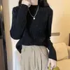 Suéter de tricô branco de peça única em veludo de marta para mulheres, adequado para primavera e outono, com adição de fleece para uma sensação de alta qualidade e elegância, apresentando gola semialta e projetado como um top de base