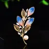 Nova Broche de Veludo Flor Dourada com Pérolas de Água Doce, Patrimônio Cultural Imaterial Estilo Chinês, Broche Elegante e Gracioso para Ternos e Casacos, Acessório Versátil