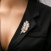 Broche de folha de luxo retrô de alta qualidade nicho de alta qualidade requintado incrustado com diamantes acessório de broche para casaco e terno que combina com tudo