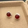 Brincos Retrô Franceses Ágata Vermelha e Preta Nicho Elegante Agulha de Prata S925 Luxo Acessível Estilo Hong Kong Pérola Redonda Brincos Pequenos para Mulheres